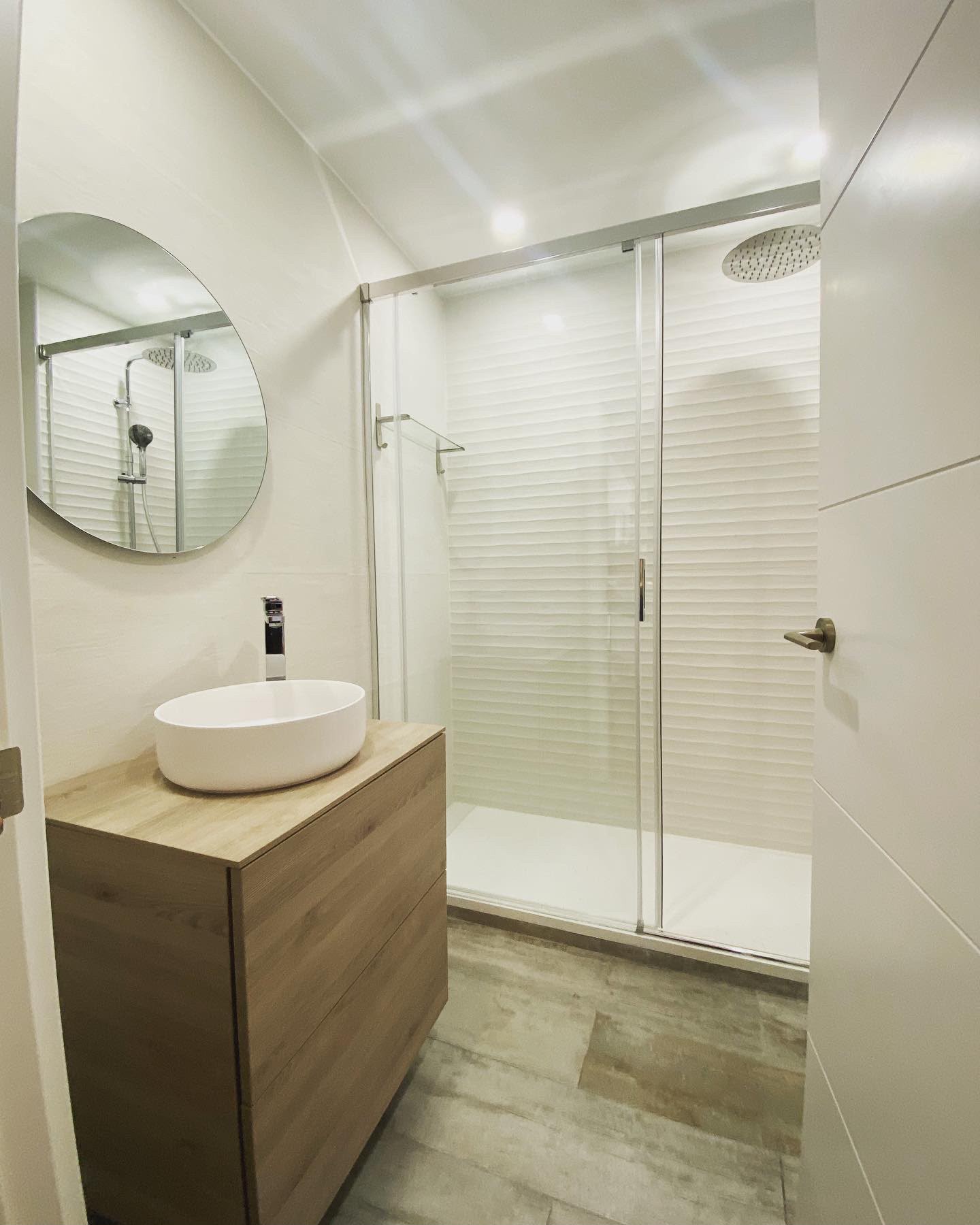 Baño blanco con ducha