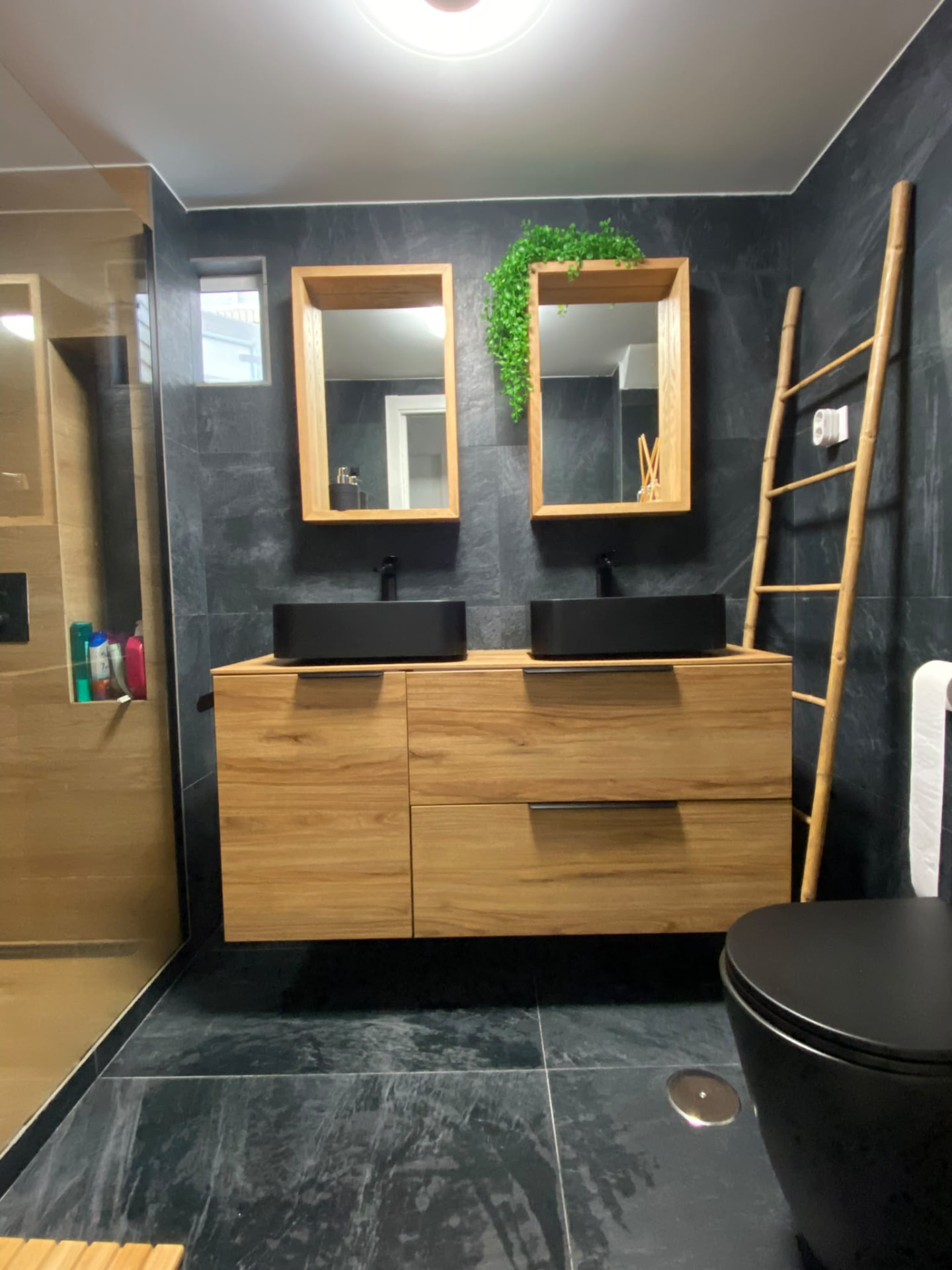 Baño pizarra y madera